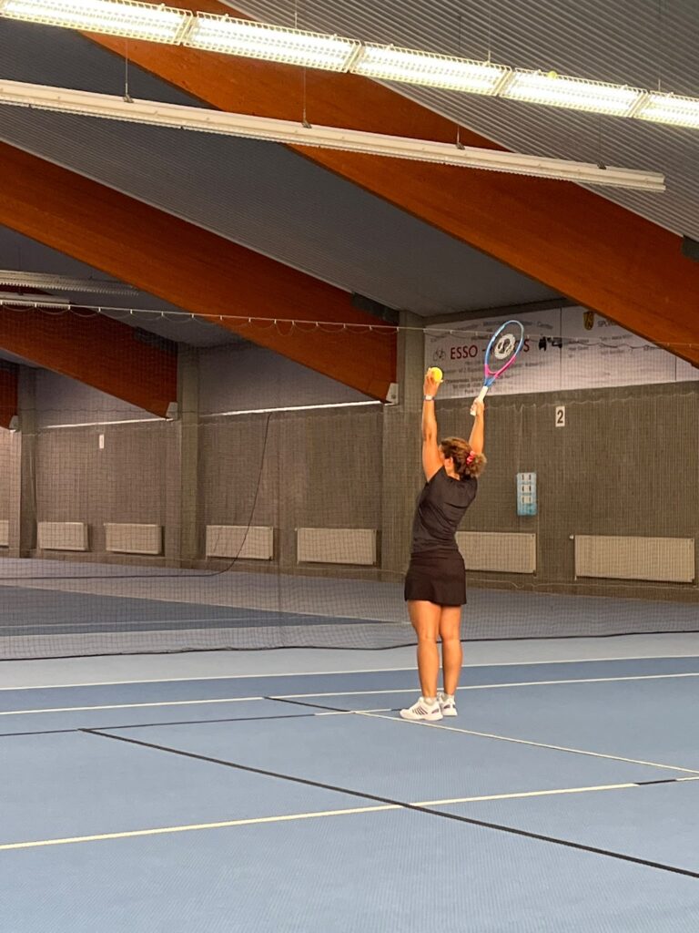 Sandra Platano beim Aufschlag